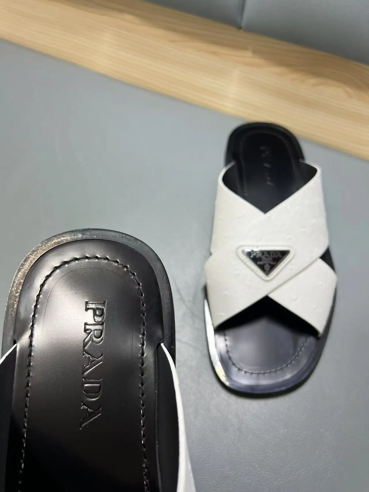 340💰PRADA Prada’s latest slippers are synchronized with the official website. This slipper is made of the brand’s unique and iconic Saffiano leather. The brand logo jumps out from the double straps, and the brand style is clearly visible. Cowhide gives men elegant charm and functional design, making it an ideal choice for vacation and leisure. Size:38-45